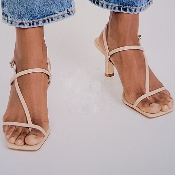 BRAND NEW ANIMAL PRINT  WOMEN"S HEEL SANDAL - Picture 1 of 12